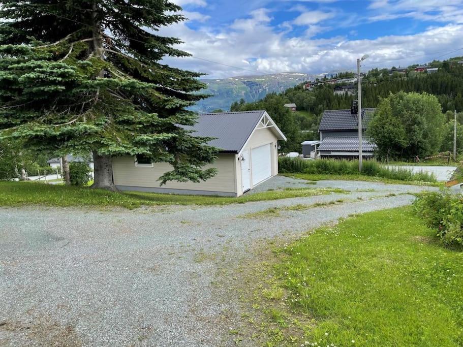 House With Garage In Central Lyngen Lyngseidet Екстер'єр фото